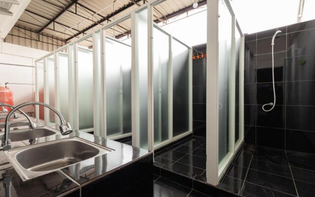 RedDoorz near Sun Plaza Medan 2