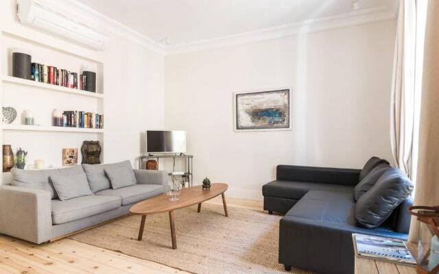 Impressive Apartment in Madrid Center by Batuecas
