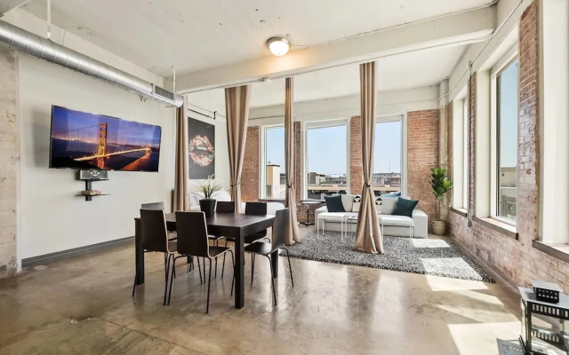 3 Bedroom Unit in Downtown Dallas with Pool & Gym
