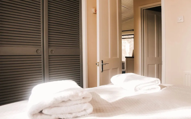 Keer Side Lodge, Luxury Lodge With Private hot tub at Pine Lake Resort