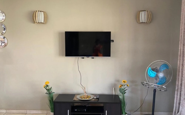 Luxurious 3 bed House Modern Open Plan- Borehole - 2046