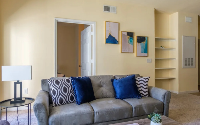 1 and 2 BR Apts in Downtown by Frontdesk