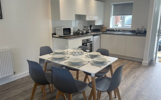 Beautiful 3-bed House in Derby With Parking