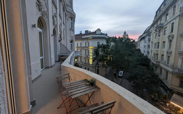 120M2 LUXURY CONDO with SAUNA, JACUZZI, CINEMA In Downtown Budapest