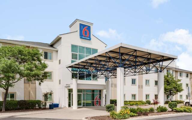 Motel 6 Brampton, ON - Toronto