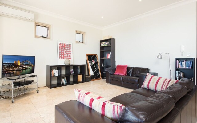 Stylish 2 Bdr Overlooking Parsley Bay H379