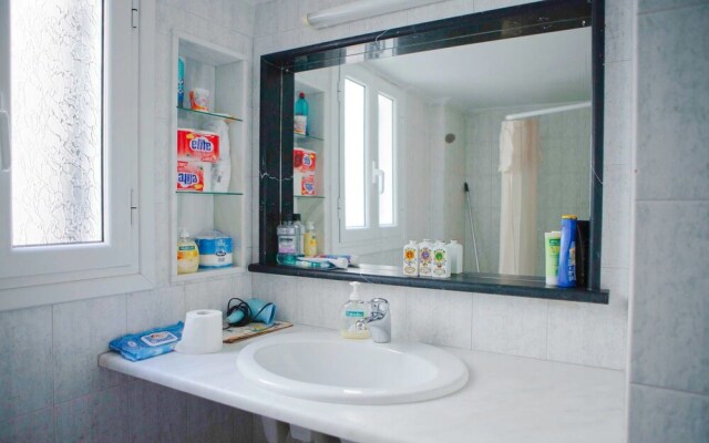 Warm & Homely Ambience in Spacious Apartment