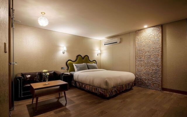 Nineth Hotel