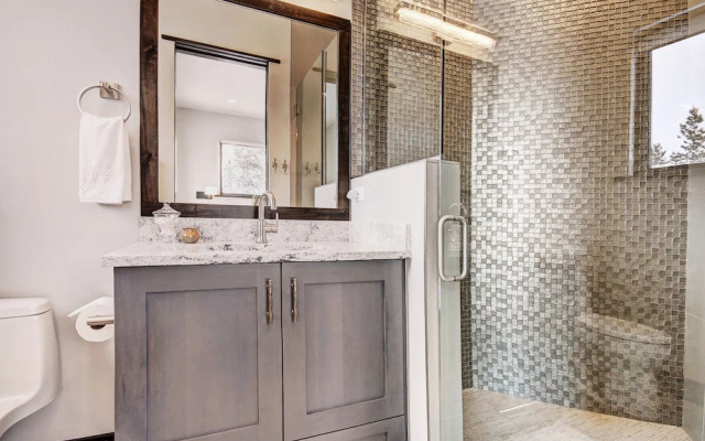 Spruce Ledge 4 Bedrooms 4.5 Bathrooms Townhouse