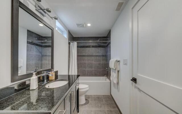 The Elm, 4 Bed Bungalow with Backyard and Firepit