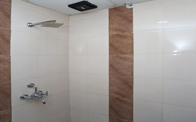 OYO Flagship 12177 Hotel Crystal Inn