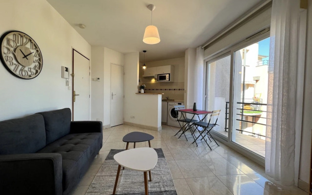 Bright City Escape With Parking