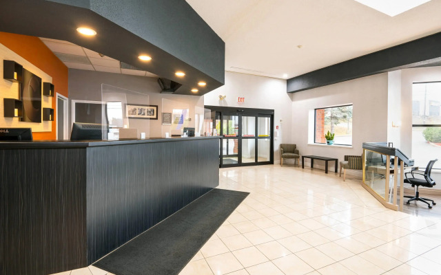 Comfort Hotel & Suites