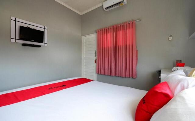 RedDoorz near Solo Square 3
