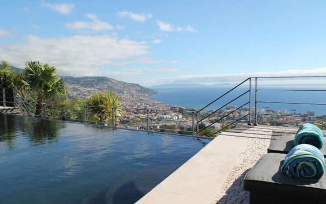 Exquisite Madeira Villa Villa Funchal Luz 5 Bedroom Heated Pool Sea Views Games Room Fu