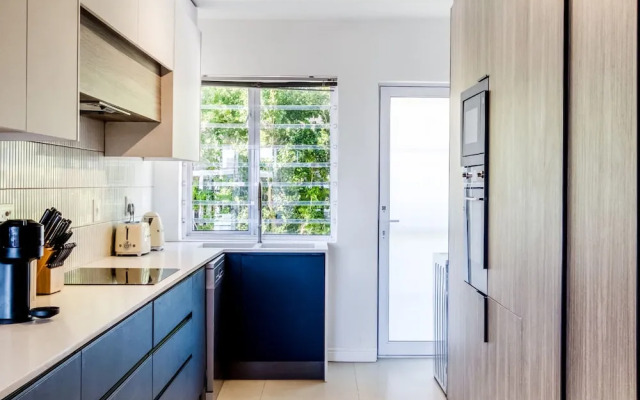 Unwind at Contemporary Alanda Apartment