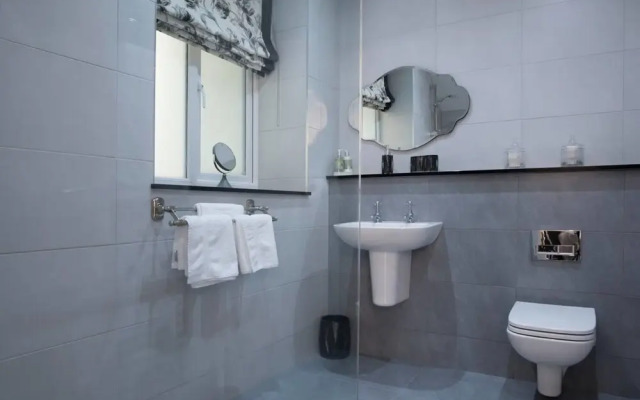 Cozy 1BR Apartment Central Ambleside With Parking