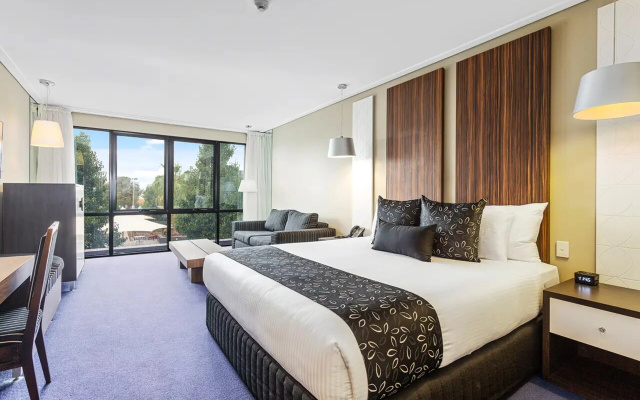 Quality Hotel Taylors Lakes – Guest Rooms – Melbourne