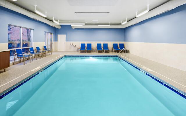 Holiday Inn Express & Suites Chicago North Shore - Niles by IHG
