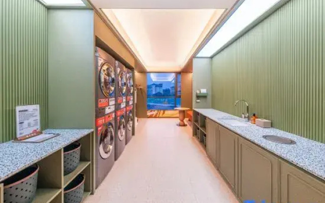 Orange Hotel (Anshun Huangguoshu Scenic Area Longgong Road Branch)
