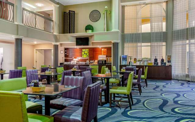 La Quinta Inn & Suites by Wyndham Raleigh Durham Intl AP