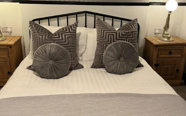 Tontine Hotel & Bar