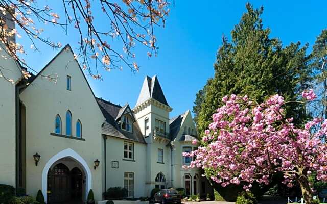 The Glen Yr Afon House Hotel