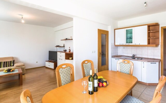 Amazing Apartment in Makarska With 5 Bedrooms and Wifi