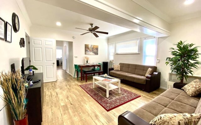 10 Min To The Beach! Perfect For A Family Or Friend Group. Self Check-in & Recently Renovated 2 Bedroom Apts by RedAwning