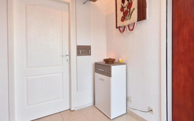 Nice Home in Slatine with Hot Tub, WiFi & 6 Bedrooms