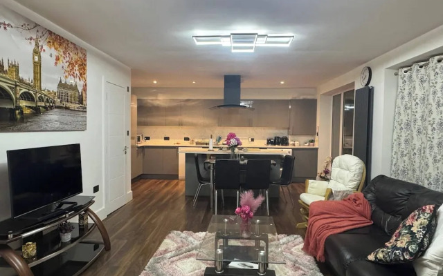 Contemporary 2bed House With Parking