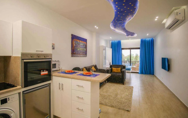 Beautiful studio with sea view and pool view