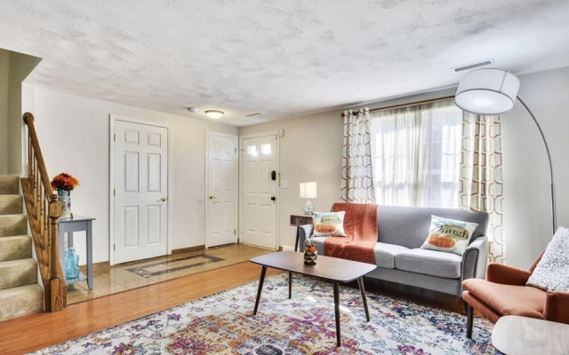 Top Rated Townhome - Our Reviews say it All. Large Discount During Pandemic. Self Checkin, Pet Friendly! Super-host Support