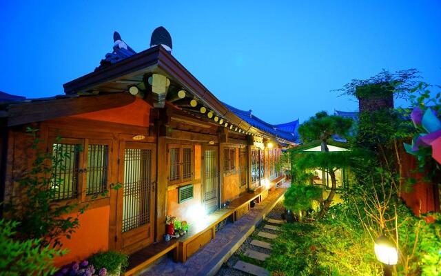 Jeonju Hanok Maeul Danjam Hanok