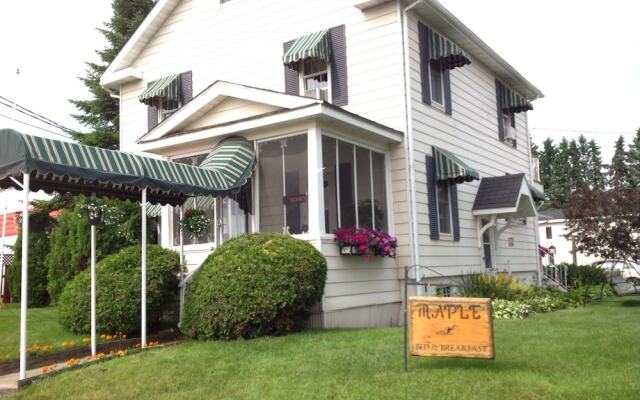 Maple Tourist Home Bed & Breakfast