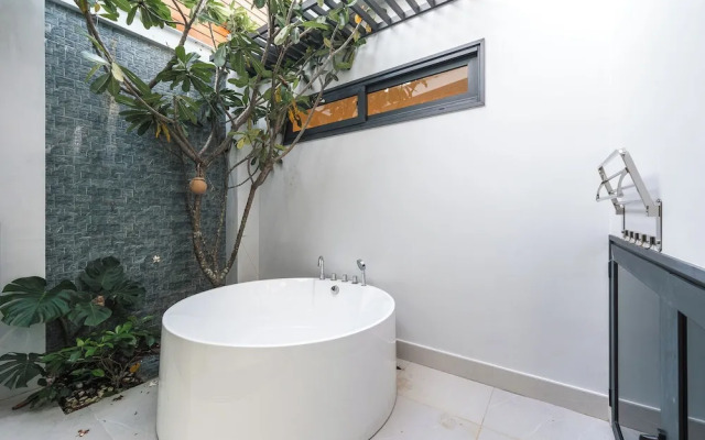 Pool Villa  Bathtub  Pool Table V215