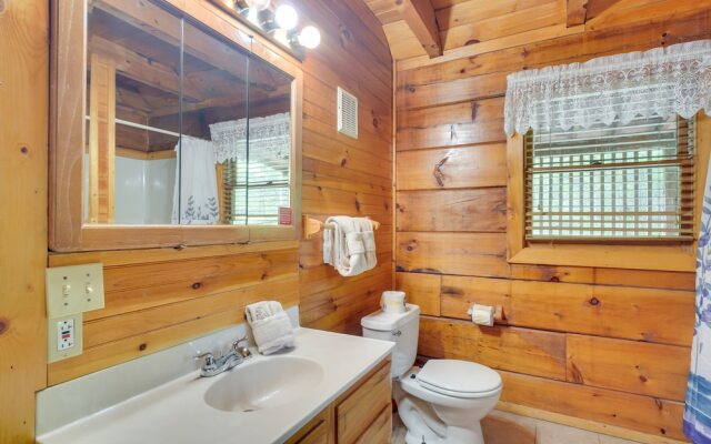 Cabin w/ Hot Tub ~ 6 Mi to Downtown Gatlinburg!