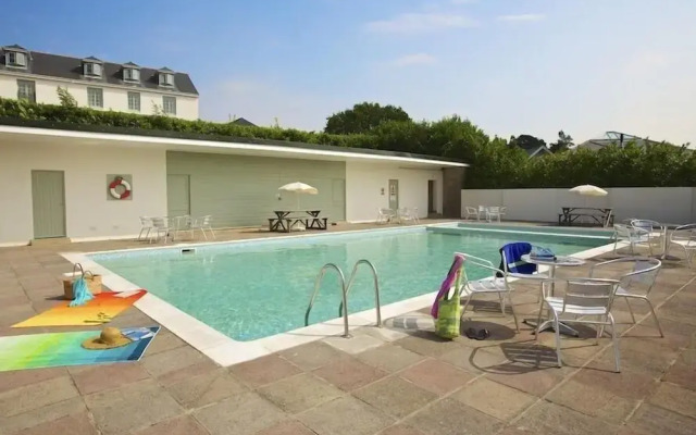 3 the Drive, Hillfield Village