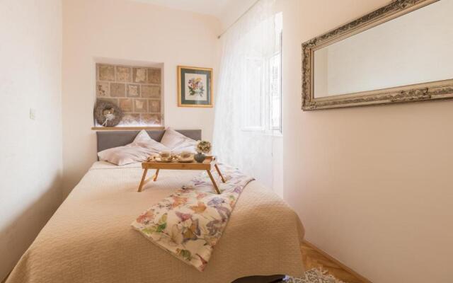 Apartments and rooms Perla