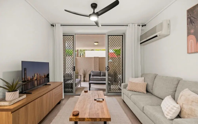 Vibrant 2-bed Apartment With Pool and Gym Access