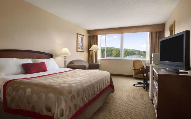 HomeTowne Studios by Red Roof & Conference Center Cortland