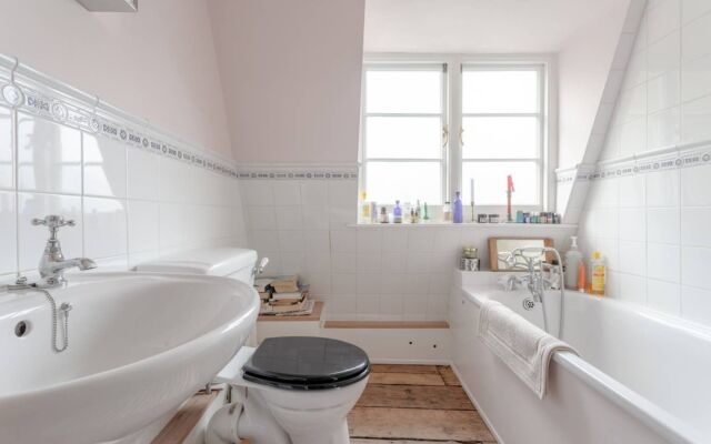 Spacious and Colourful 2 Bedroom Flat in Lambeth