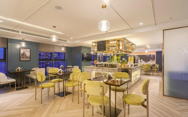 Super 8 Longtan Temple Panda Base Shop