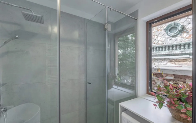 Modern & Bright Studio on Amzei Square