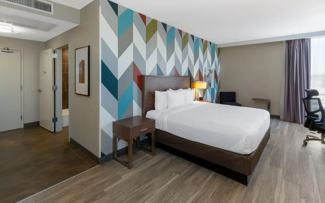La Quinta Inn and Suites by Wyndham Tulsa Downtown - Route 66