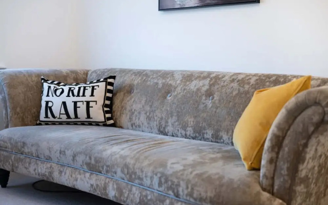Comfy 3 Bed House - Free Parking