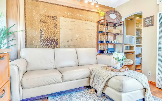 Quaint Carmel - Bungalow Close to Beach