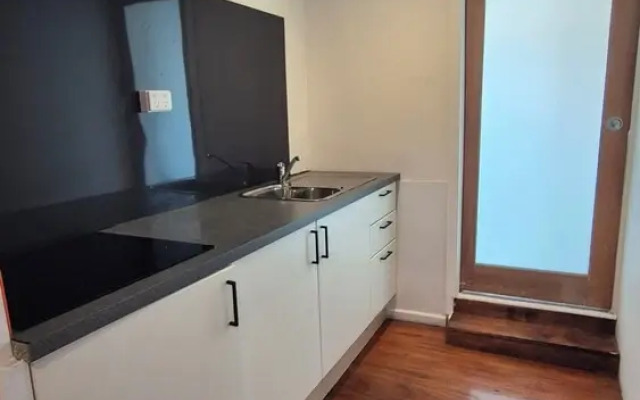 Melbourne CBD-private rooms guests Hse.