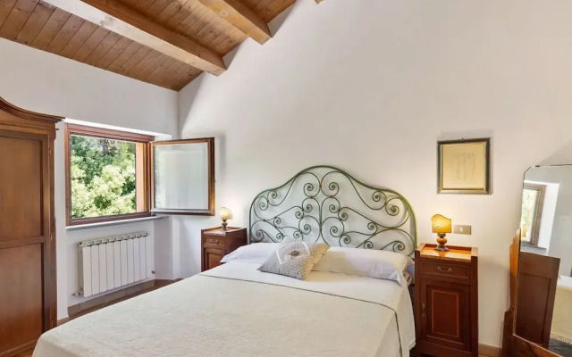 Traditional Villa in Varano With Private Garden