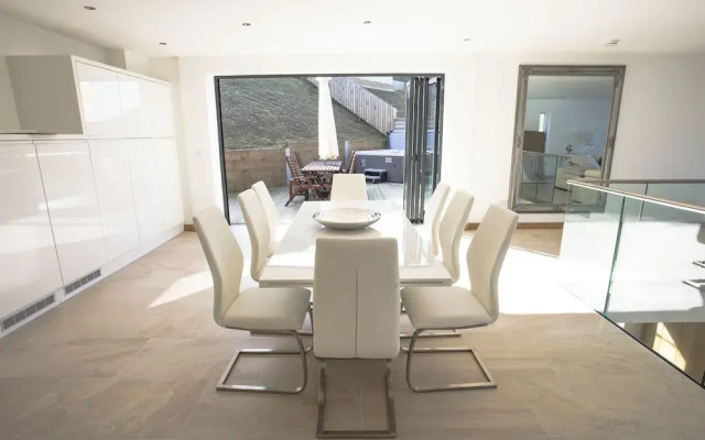 4 bed beach house with hot tub